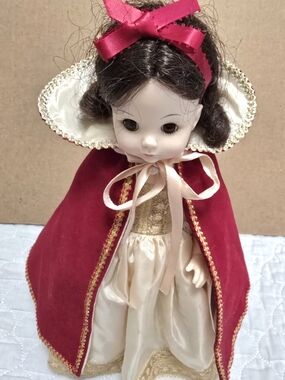 Vintage Madame Alexander Snow White Doll #1556 Red Cape Disney 12" EUC.